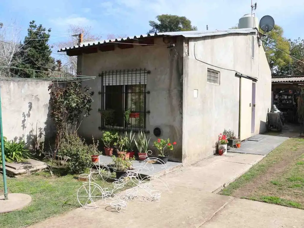 Venta casa 3 ambientes con parque y parrilla