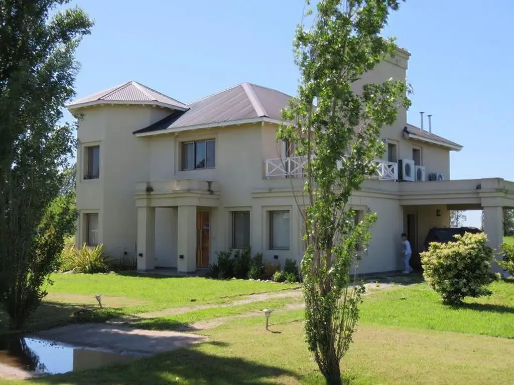 Casa de 3 dormitorios en Country La Carolina / Barrio Cerrado