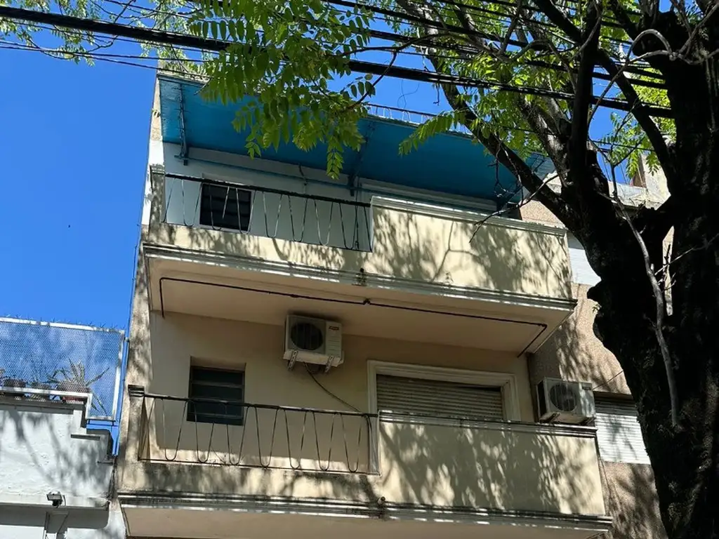 Excelente departamento de 4 ambientes al frente con balcón, segundo piso por escalera. Sin Expensas.