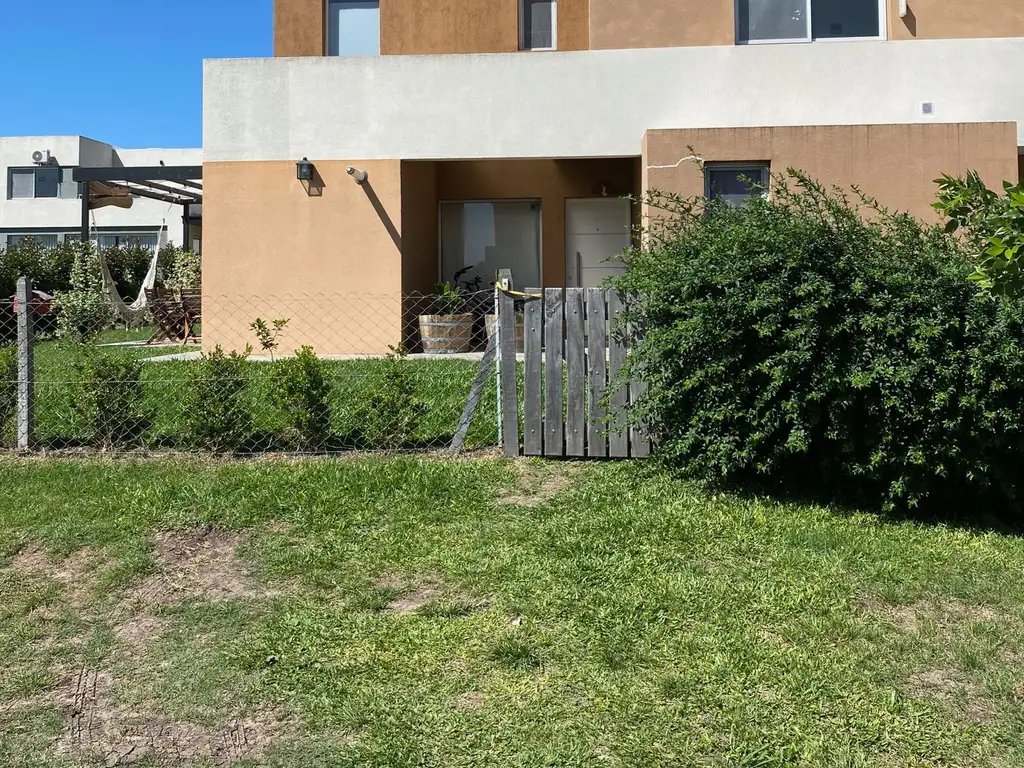 CASA EN VENTA EN CASAS DEL ESTE, PILAR DEL ESTE.