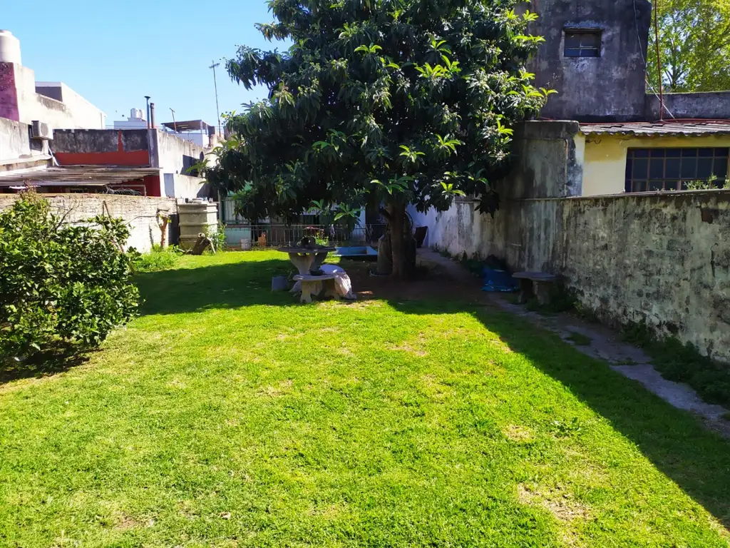 Casa de tres ambientes, c/fondo libre, terraza y garaje a Reciclar