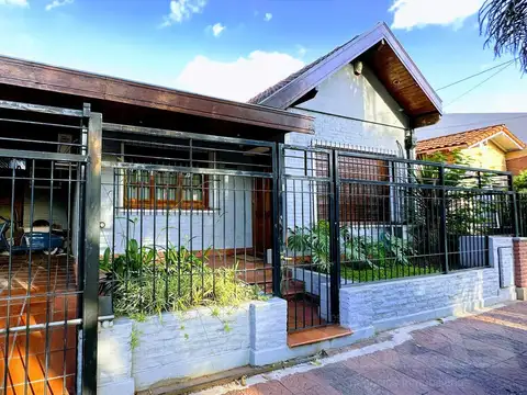 Muy buen chalet reciclado de 4 ambientes en excelente estado y en muy buena zona de Castelar