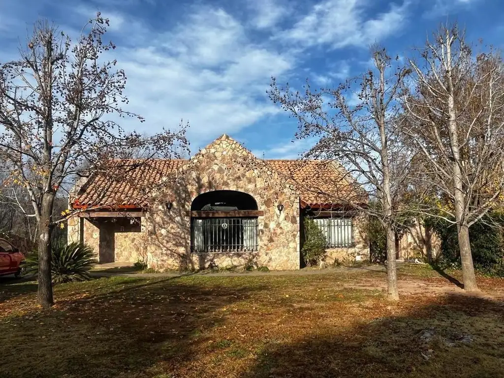 VENTA. IMPONENTE CASA CON BAJADA AL RÍO. B° EL MIRADOR, CALAMUCHITA. Cód (1404)