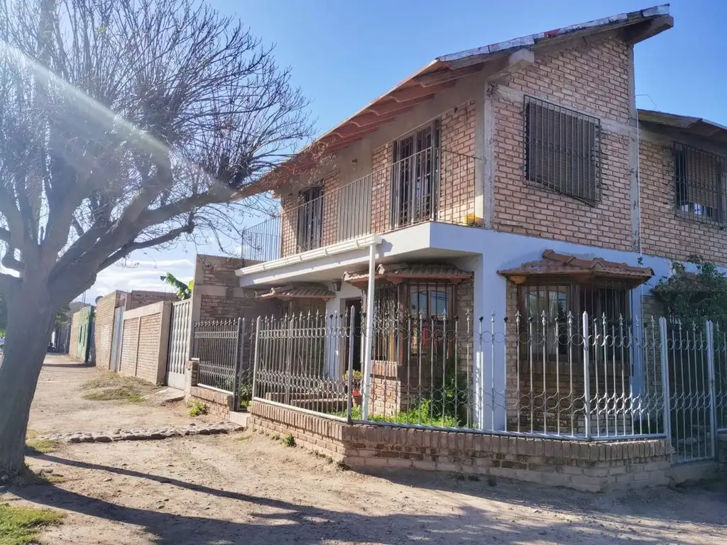 VENTA CASA 4 DORMITORIOS 2 BAÑOS PATIO MAIPU