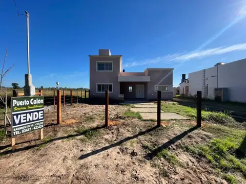 Duplex de 4 dormitorios ubicado en loteo Colinas del Viento