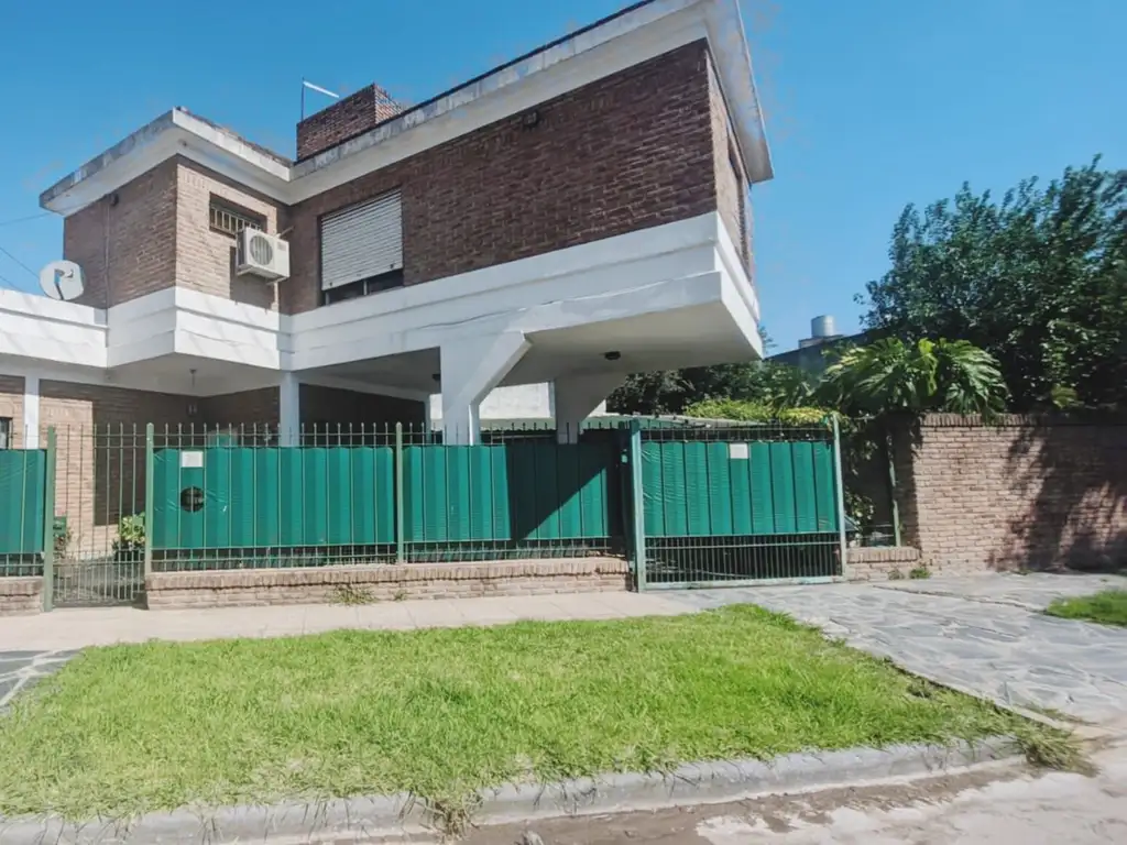 Muy linda Casa con Jardín en Villa de Mayo