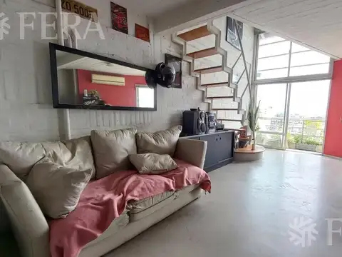 Venta departamento tipo duplex de 2 ambientes con balcón en Piñeyro (31002)