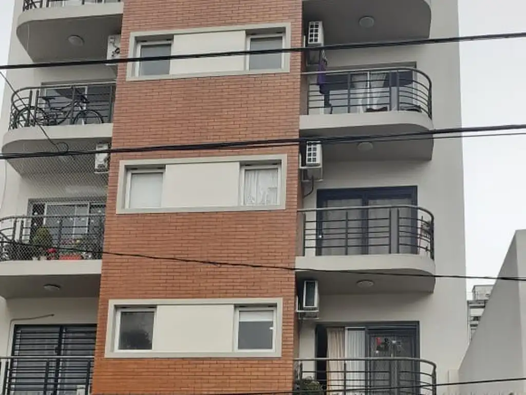 Excelente semipiso 2 amb. al frente con balcon en san martin ctro