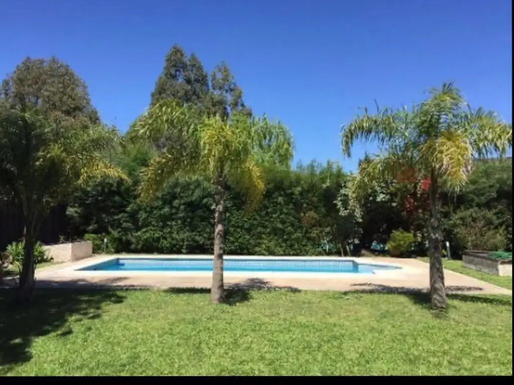 Excelente casa en Echeverría del Lago, amplio parque y piscina.