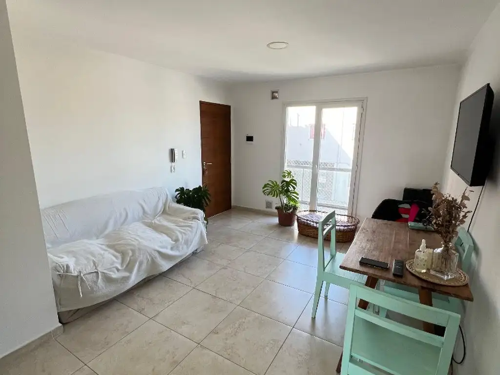 DEPTO EN VENTA - 1º PISO ESCALERA