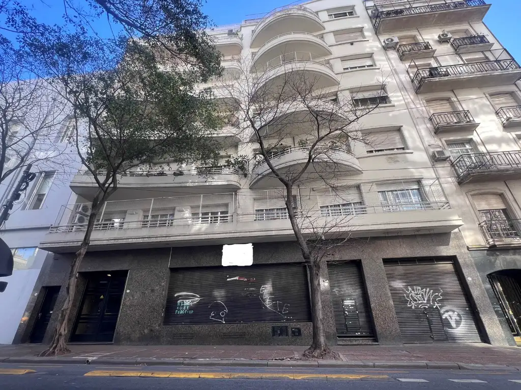 Local/depósito Adolfo Alsina 1700 Pb y Sub 1531 m² Total 2 Montacarga 5 Baños