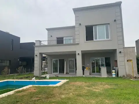 Casa en Venta - 5 ambientes - USD 440.000