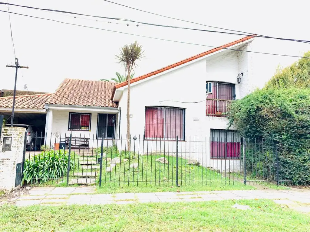 Casa 3 ambientes en venta amplio lote - Castelar Norte