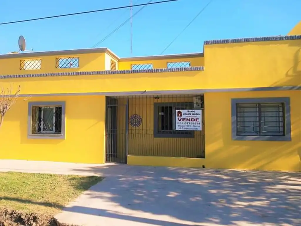 Casa sobre Solanet y Santa Fe, Merlo Norte. 4 dormit. cocina com, equipada, 1 baño a nuevo. Patio