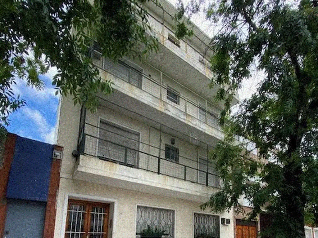 DEPARTAMENTO 2 AMBIENTES CON PATIO PLANTA BAJA