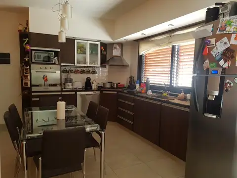 ESPECTACULAR CASA EN LOTE PROPIO TOTALMENTE HECHA A NUEVA, NO DEJE DE VERLA, GRAN COCINA, 3 BAÑOS.