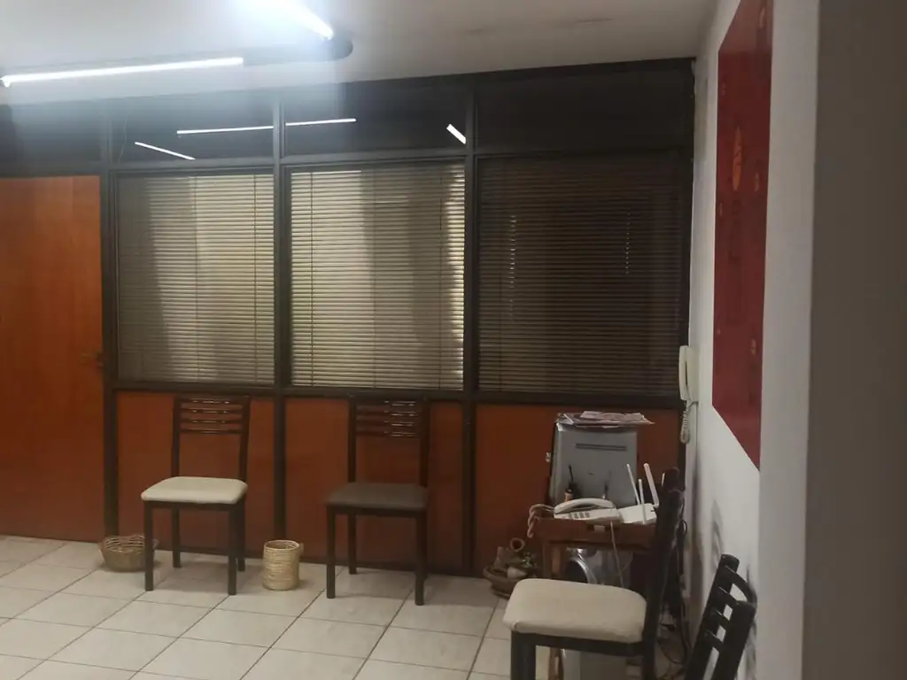 Vendo Oficina céntica 80 mts.2, cochera Guemes y Don Bosco