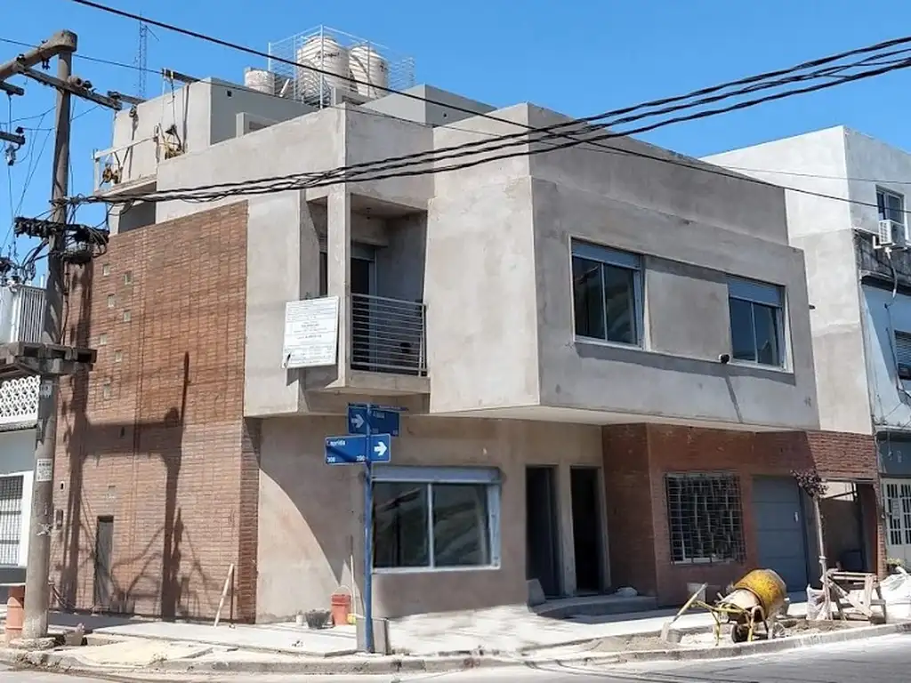 DUPLEX AMPLIOS , DOS DORMITORIOS , DETALLES DE CATEGORIA , TERRAZA PROPIA , COCHERA PARA 2 AUTOS