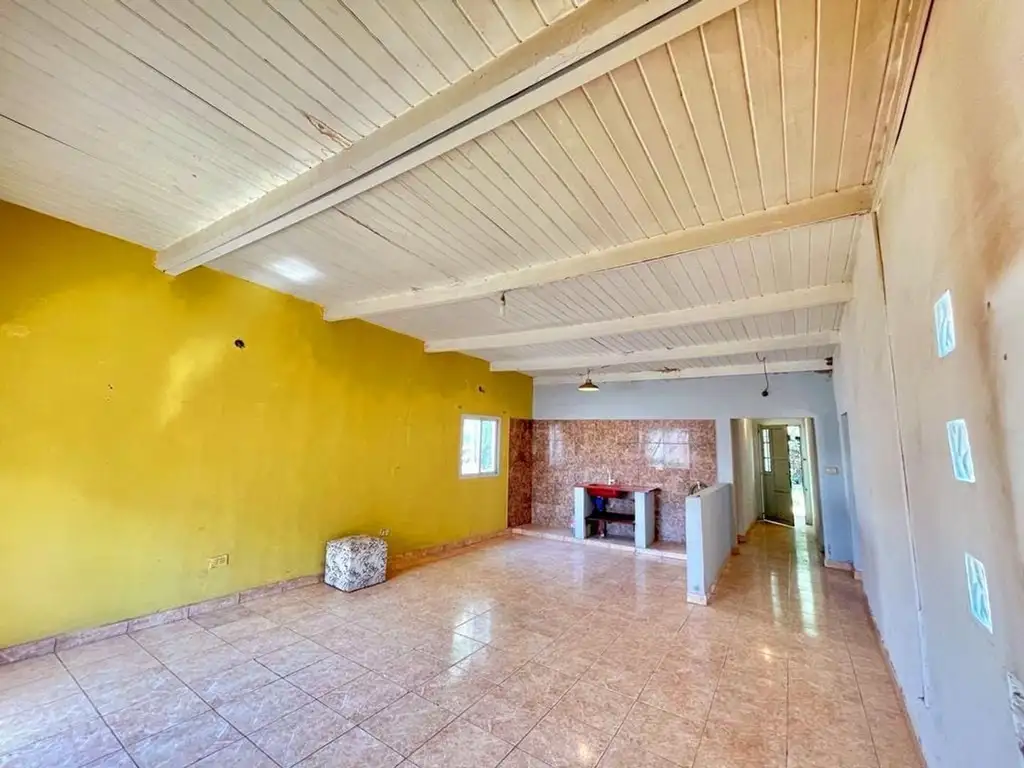 CASA DE 4 AMBIENTES CON JARDIN Y PATIO EN VENTA - ROLDÁN