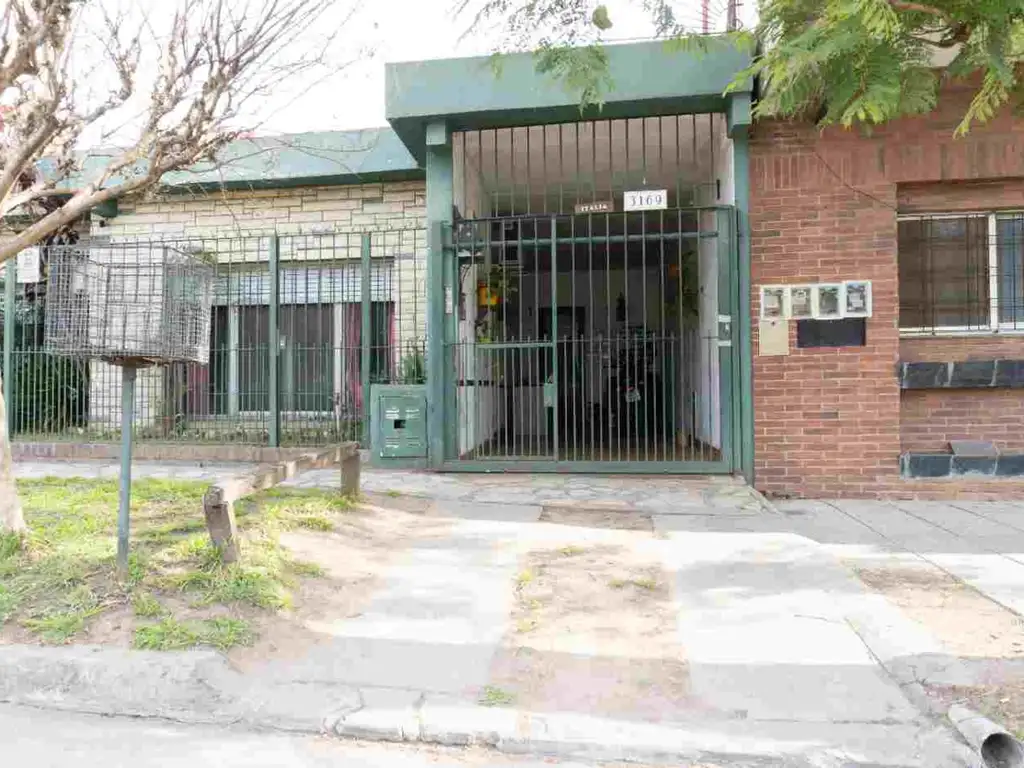 CASA  VENTA 4 AMB.CON JARDIN PILETA A REFACCIONAR