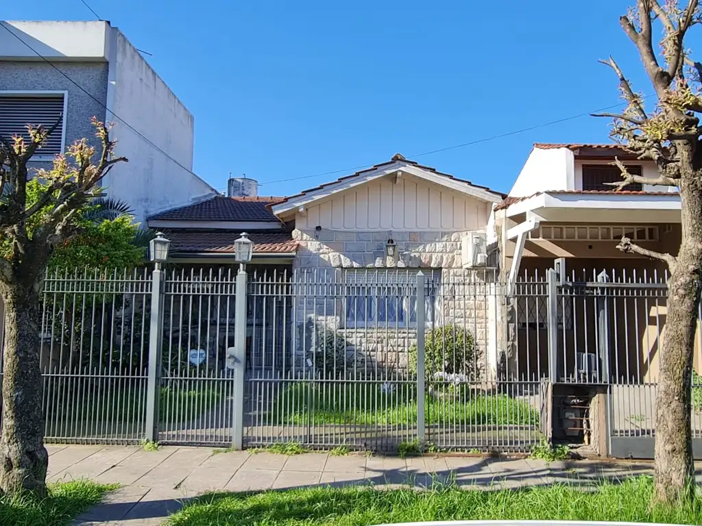 casa 4 dormitorios , fondo con pileta , quincho 3 baños