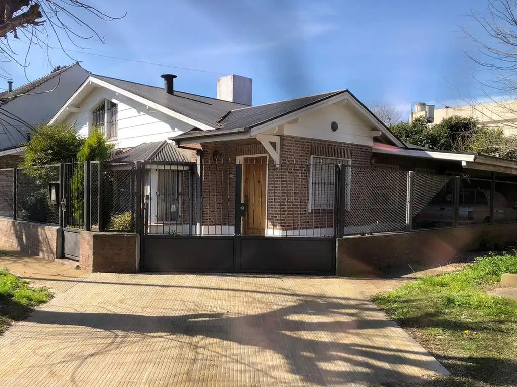 VENTA CASA CON PISCINA Y JARDIN 3 DORMITORIOS - ADROGUE