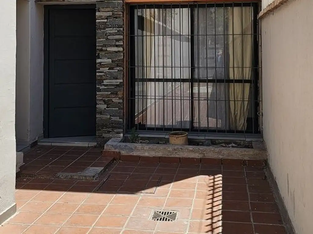 REMAX VENDE CASA EN EXCELENTE UBICACION CENTRO MZA