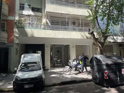 IMPECABLE OFICINA DE 2 AMBIENTES CON BALCÓN AL FRENTE CON REJAS EDIFICIO DE CATEGORÍA.