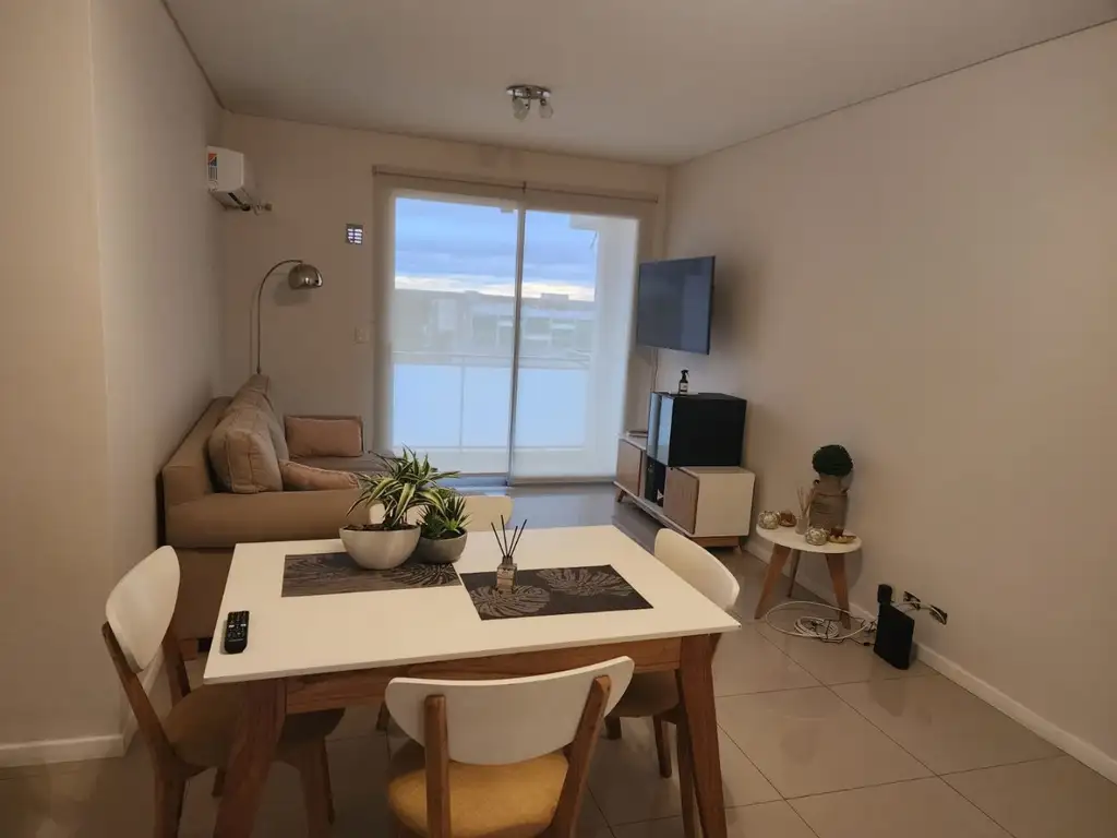 HERMOSO DEPARTAMENTO DE TRES AMBIENTES CON TERRAZA PRIVADA CON QUINCHO Y SOLARIUM Y COCHERA CUBIERTA