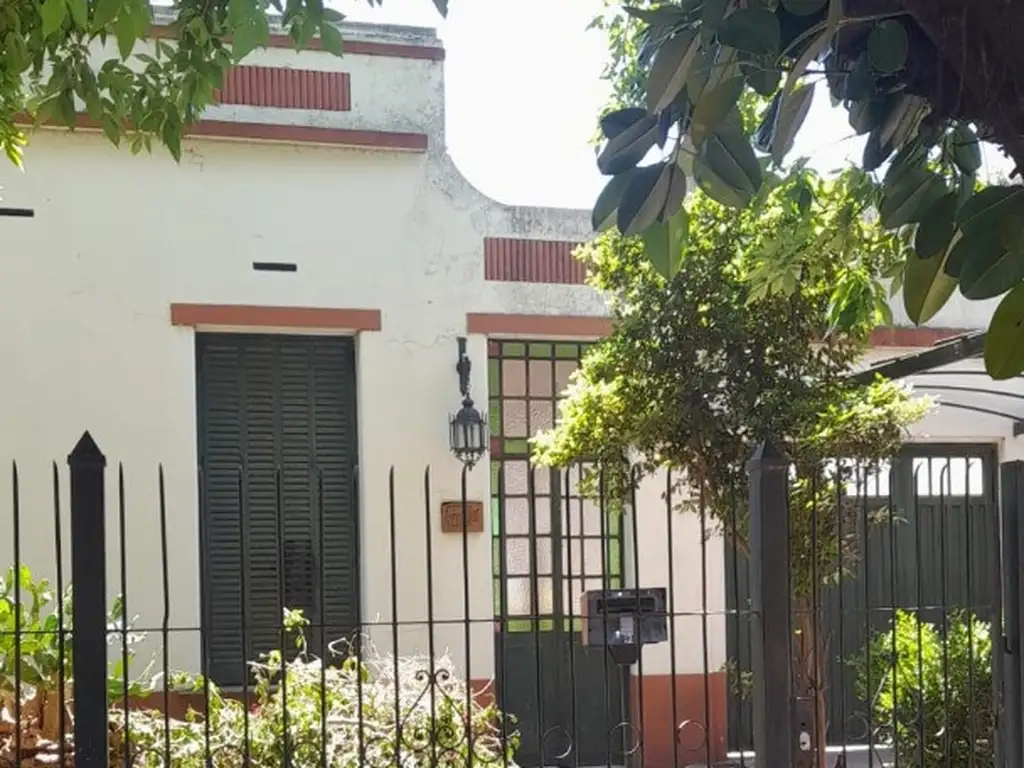 Venta casa de 4 ambientes en Lanús Este. Ideal desarrollo inmobiliario.