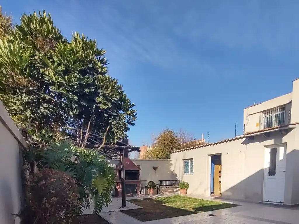 Casa en Venta, Sexta Sección, Una Planta, 3 Dormitorios, 2 Baños, 2 Cocheras, Jardín