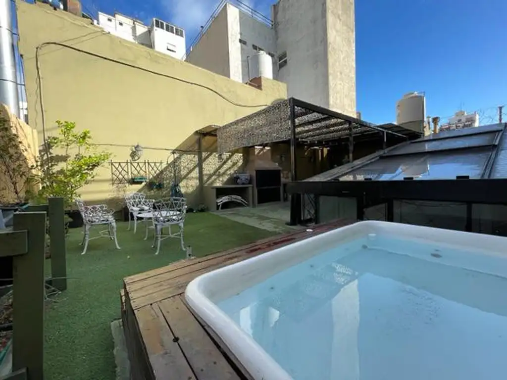 Casa en venta  con terraza, reciclada a nuevo - San Telmo- Permuta por deptos nuevos en CABA.