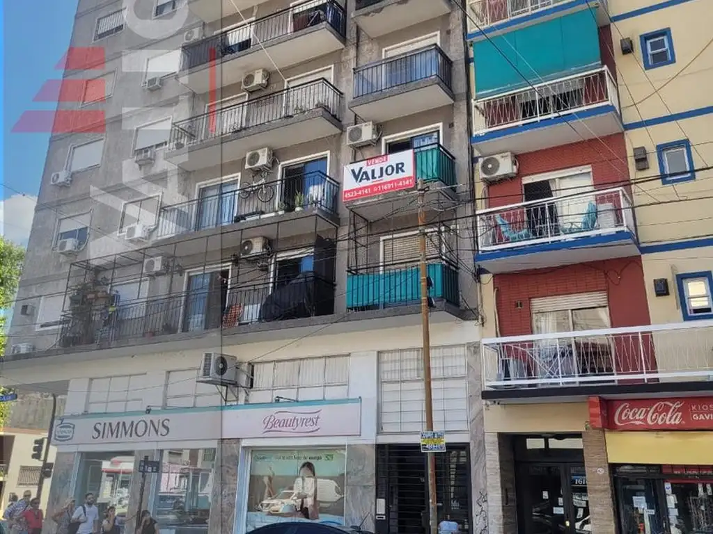 Monoambiente al frente con balcón
