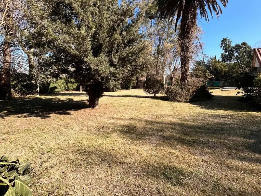 AMPLIO TERRENO CON CASA A RECICLAR EN ROLDAN