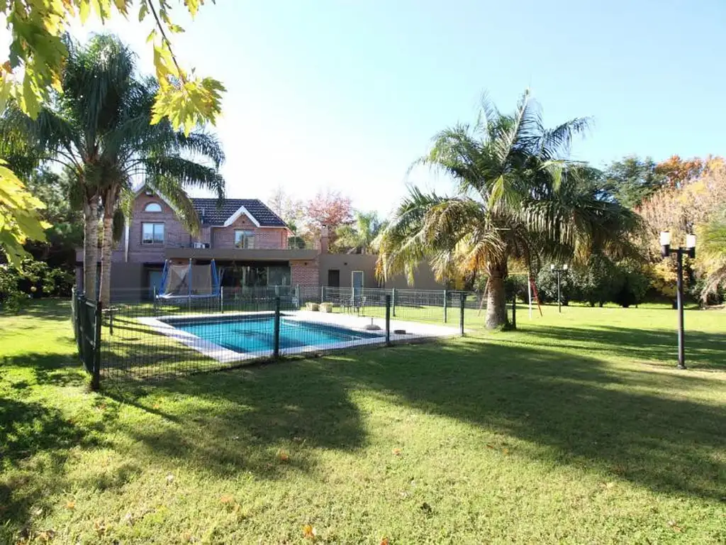 Casa de 4 dormitorios en venta en Country Solar del Bosque. Canning-San Vicente.