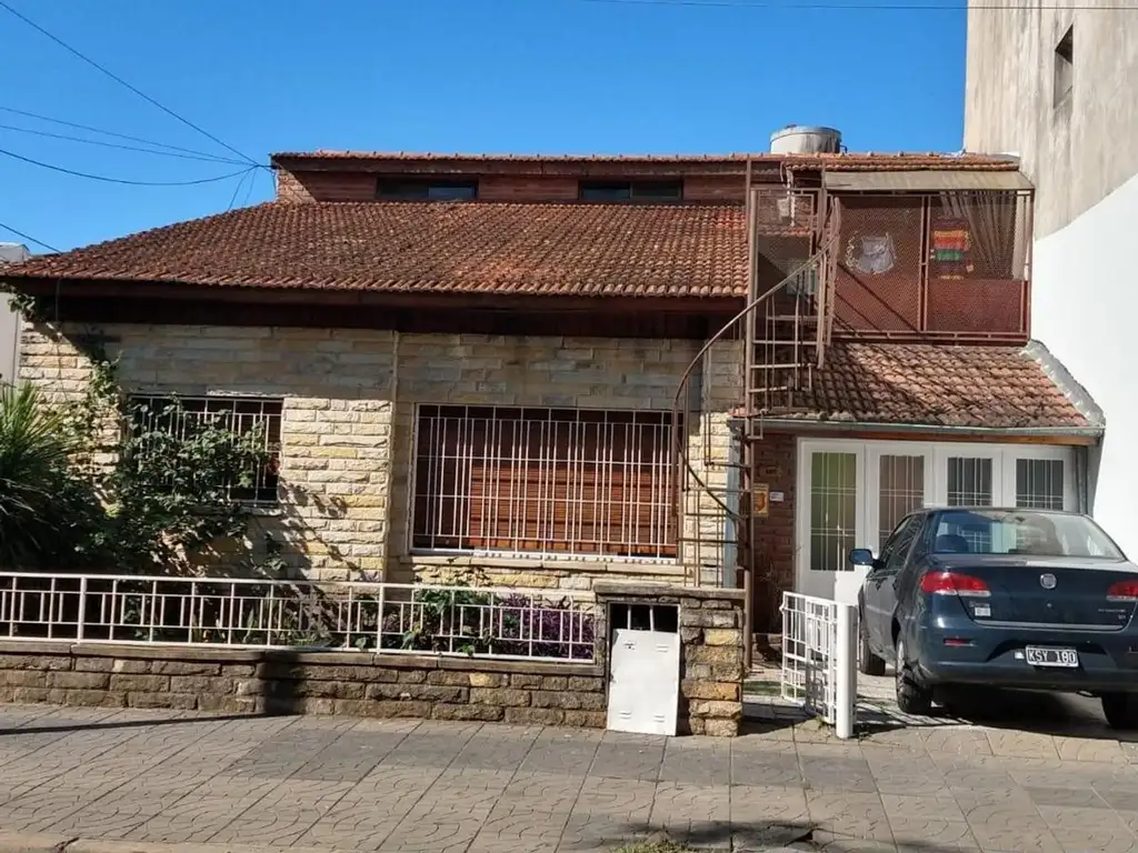 Chalet en lote propio de 4 ambientes c/cochera y fondo + dep