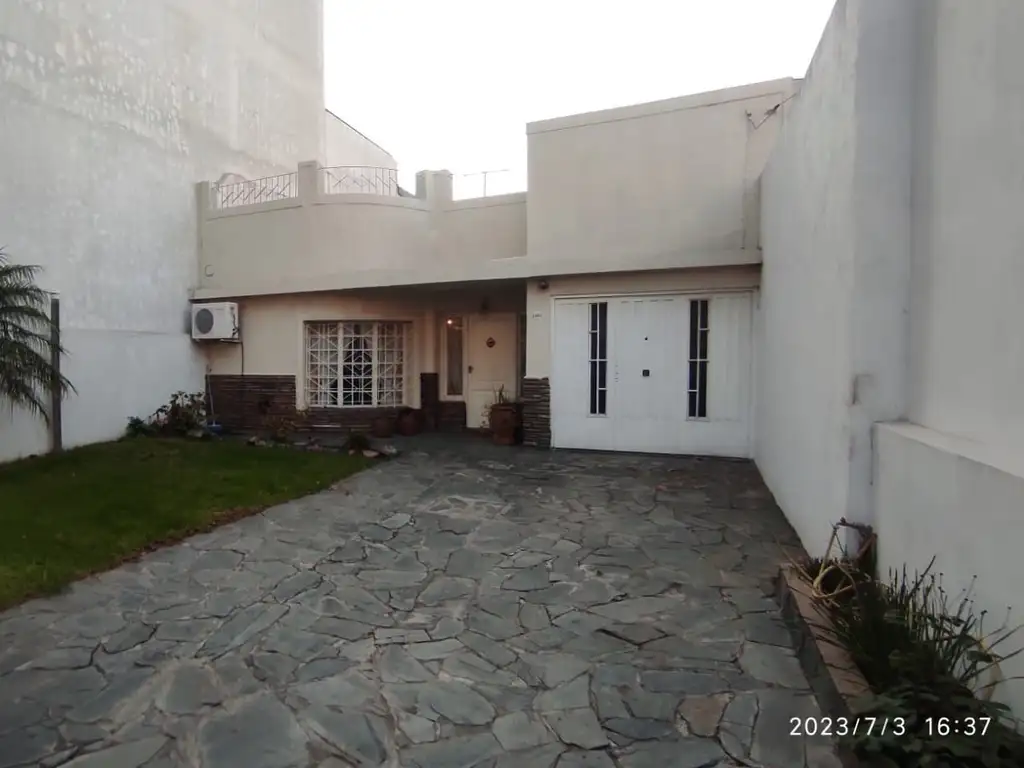 Hermosa Casa en lote propio, con pileta y quincho.-