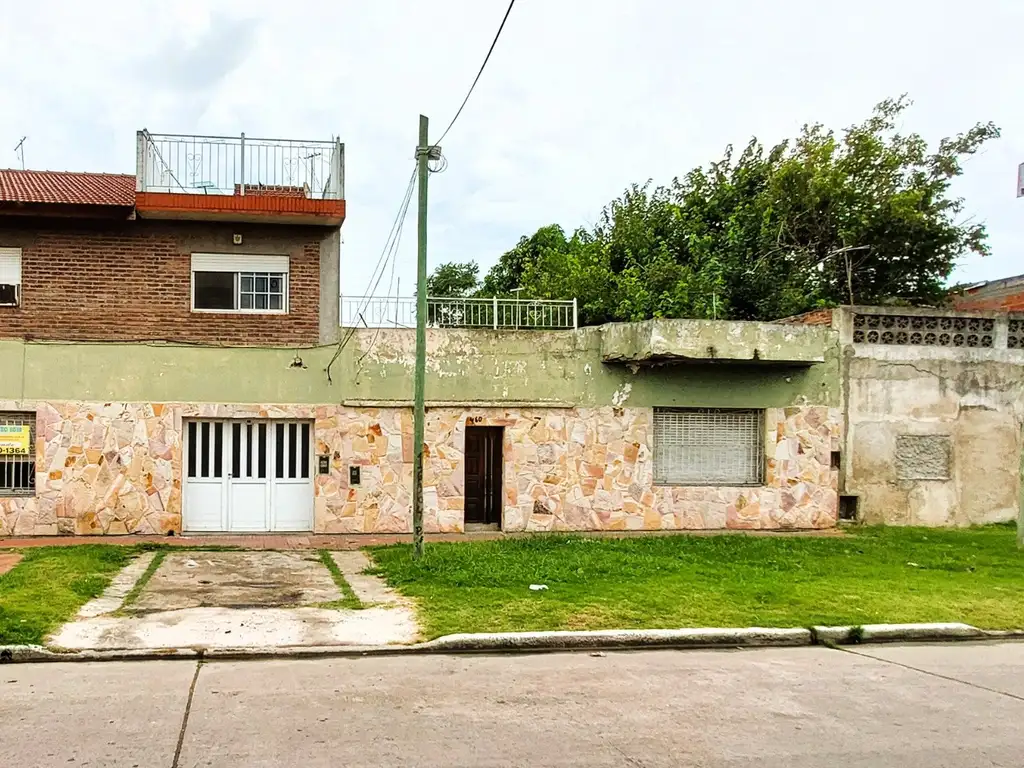 Dos Casas sobre lotes de 10 x 17,32mts. cada uno.