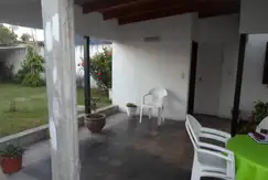 Impecable casa con fondo - acepta departamento mayor/menor valor