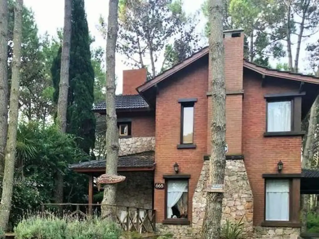 ENCANTADORA CASA A LA VENTA EN COSTA DEL ESTE