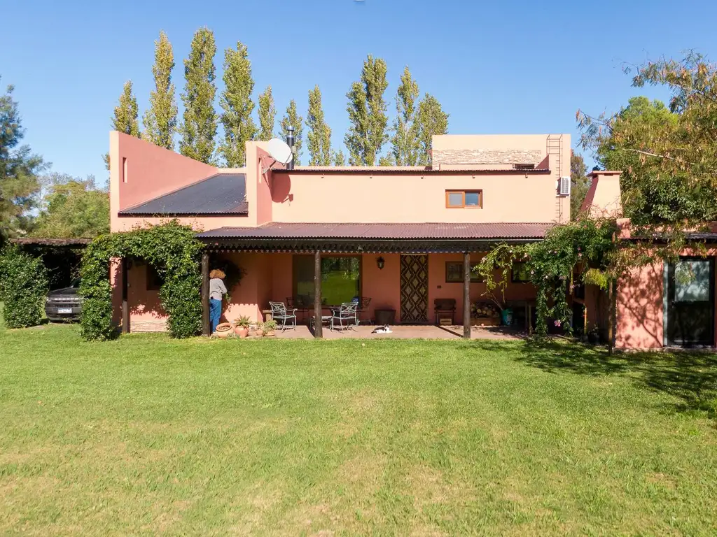 Casa de 4 ambientes en Chacras de la Alameda Carmen de Areco