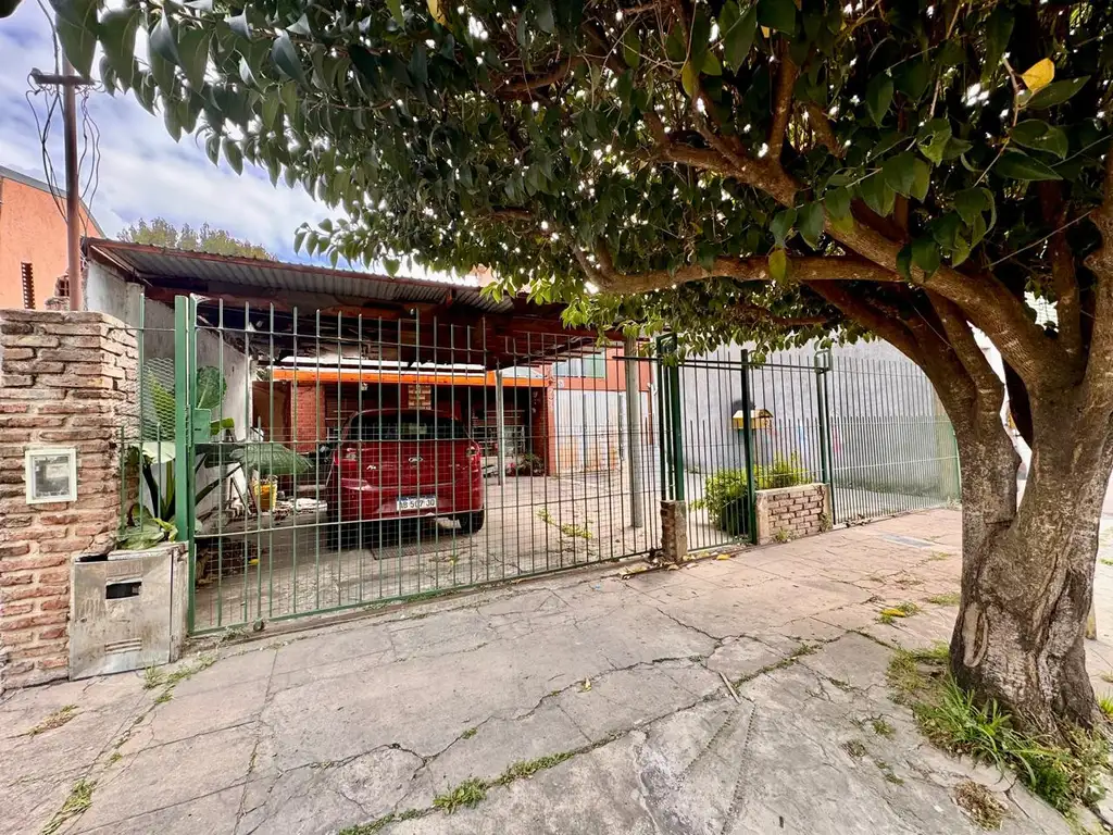 Casa en venta con departamento en Berazategui