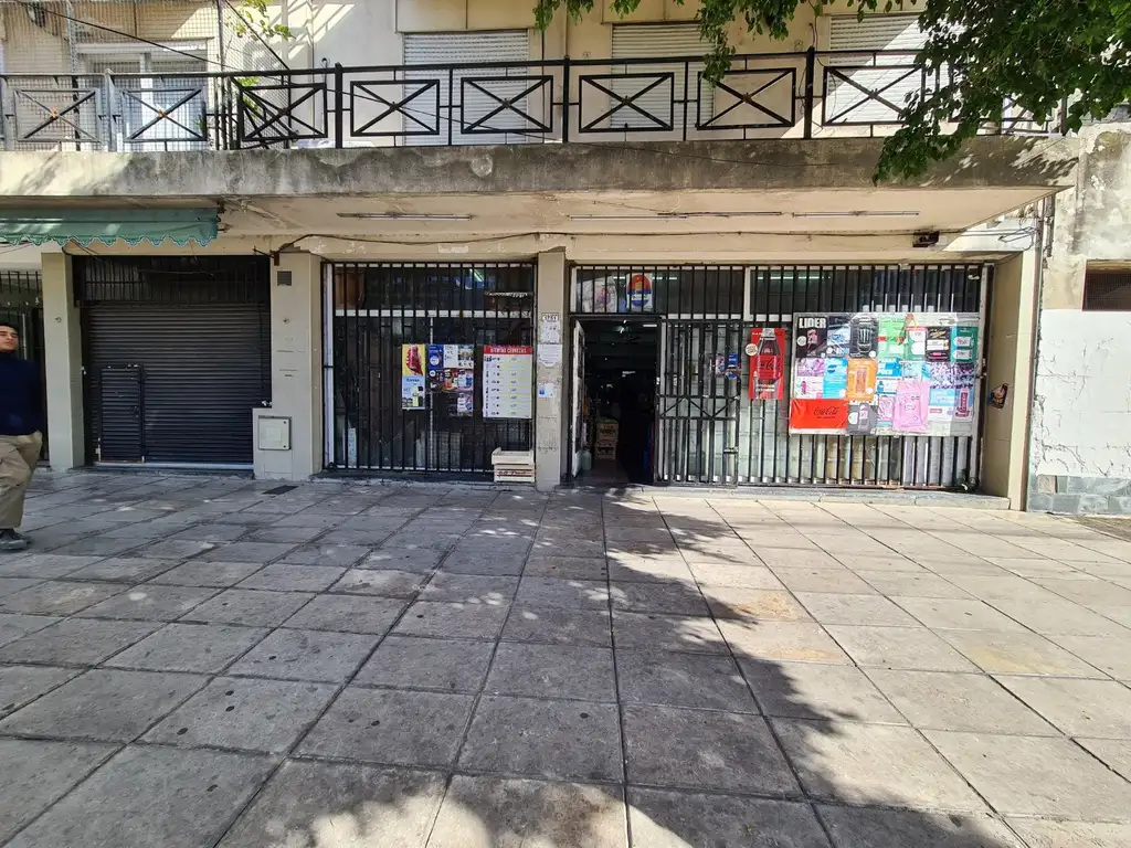 Excelente local a la calle-Apto todo destino Sup. Total 320 M2