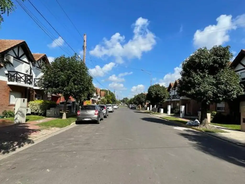 DUPLEX TIPO CASA A LA VENTA EN BARRIO LOS ROBLES