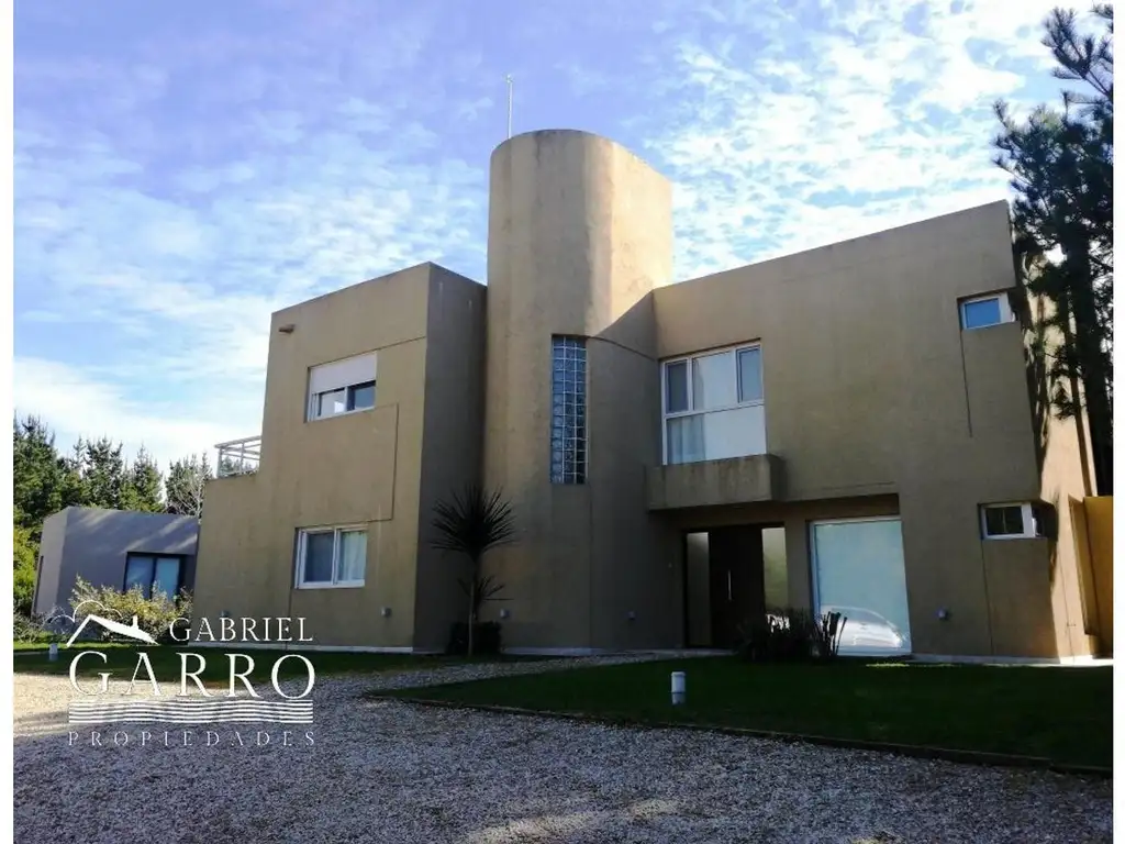 Moderna casa a la venta en el Barrio Cerrado Costa Esmeralda