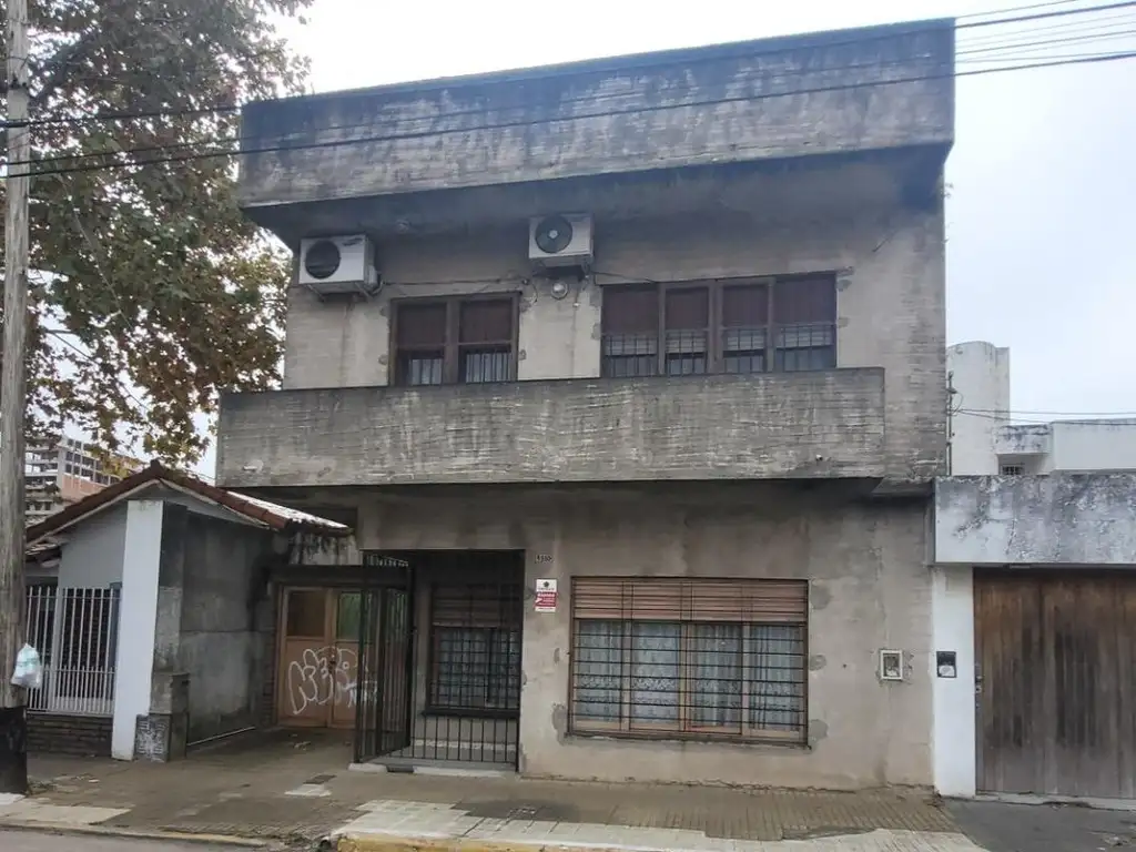 VENTA DE CASA DE 6 AMBIENTES EN BERAZATEGUI CENTRO