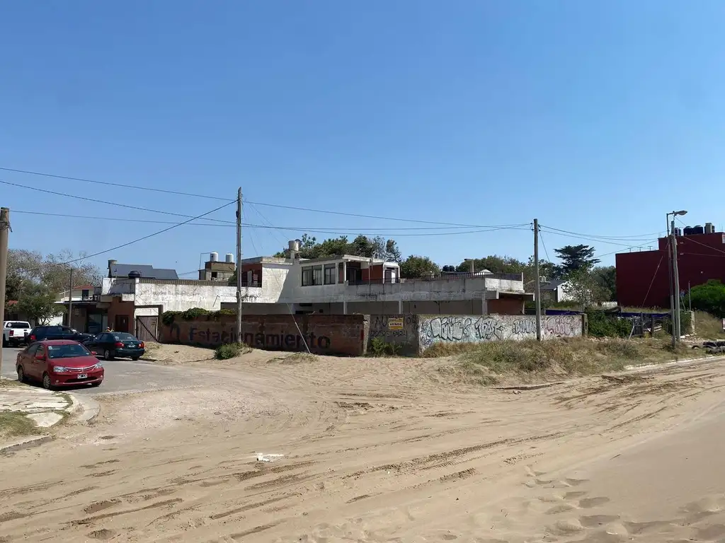 GRAN TERRENO CON COCHERAS A MTS DEL MAR + DEPTO EN PLANTA AL