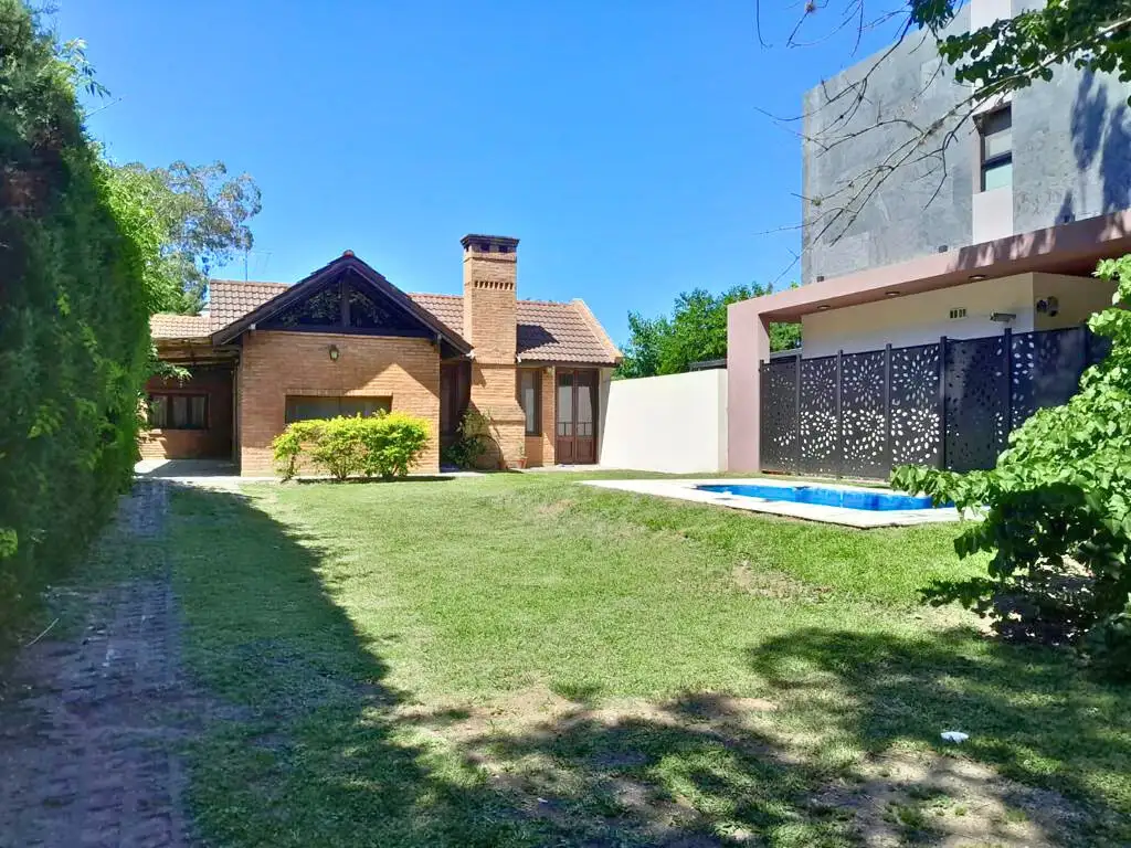 CASA EN EL BARRIO EL CARMENCITO