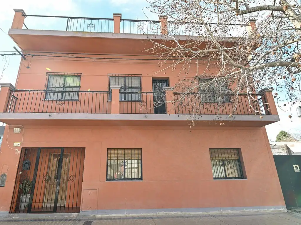 VENTA CASA 4 DORMITORIOS CON PATIO Y PILETA