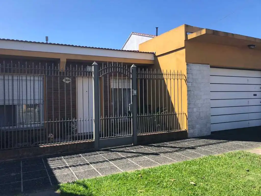 Casa con garage en venta en zona barrio de Quilmes Oeste